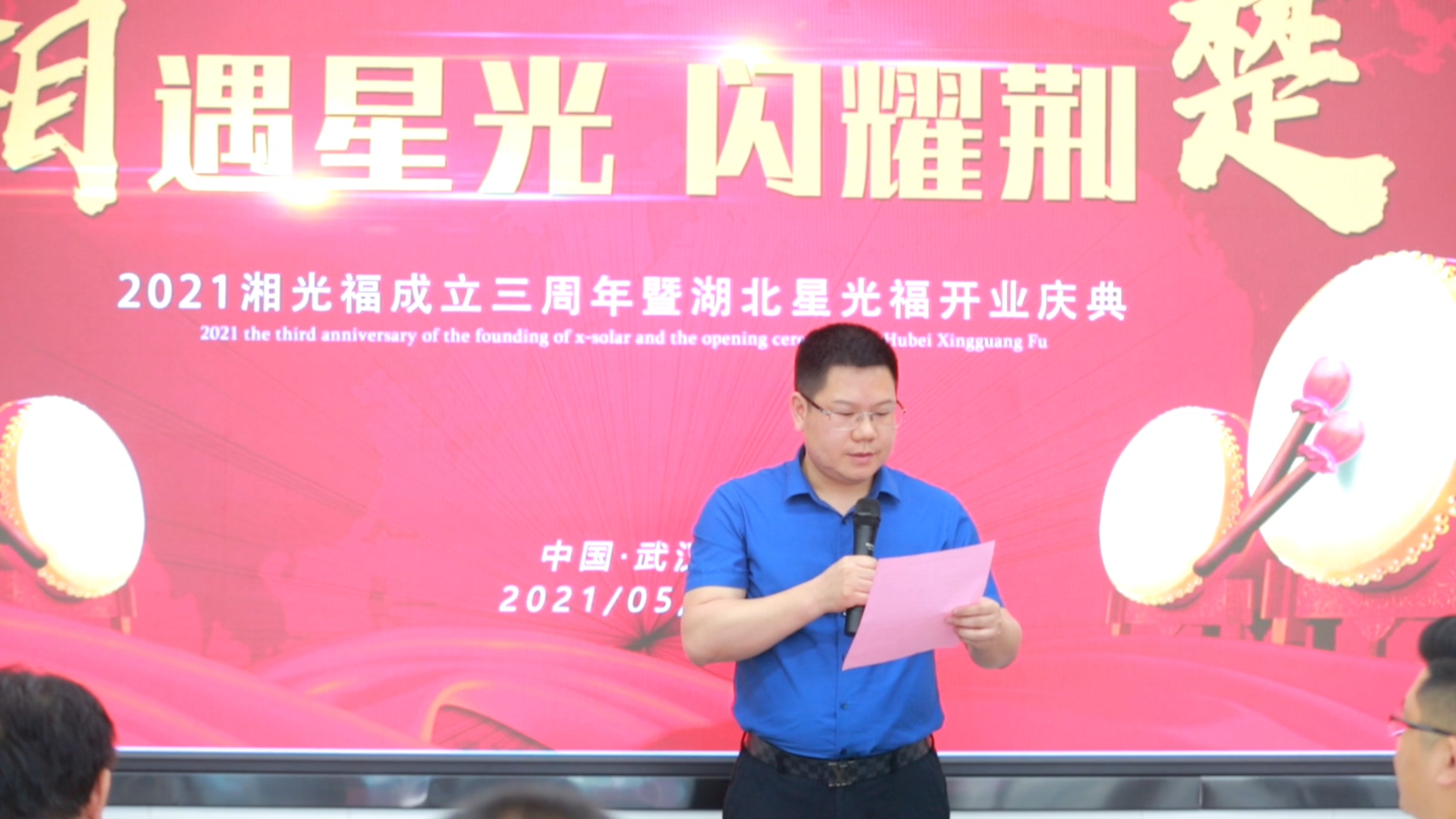 执着的“追光人”：：我要让每一块修建质料，都能自己发电！！！