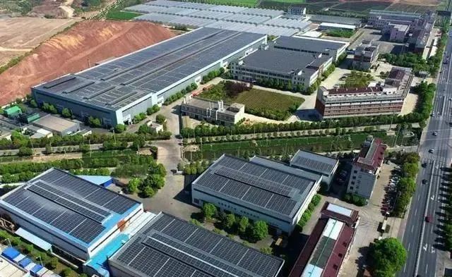 厂房装置光伏，，每年节约电费200万元！！！装置工商业光伏的4大优势，，政府都在推荐！！！