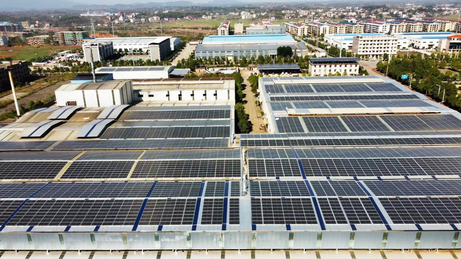 6月以来，，，室外温度居高不下！！多地供电主要，，，光伏电站或将为工商业企业带来“用电自由！！